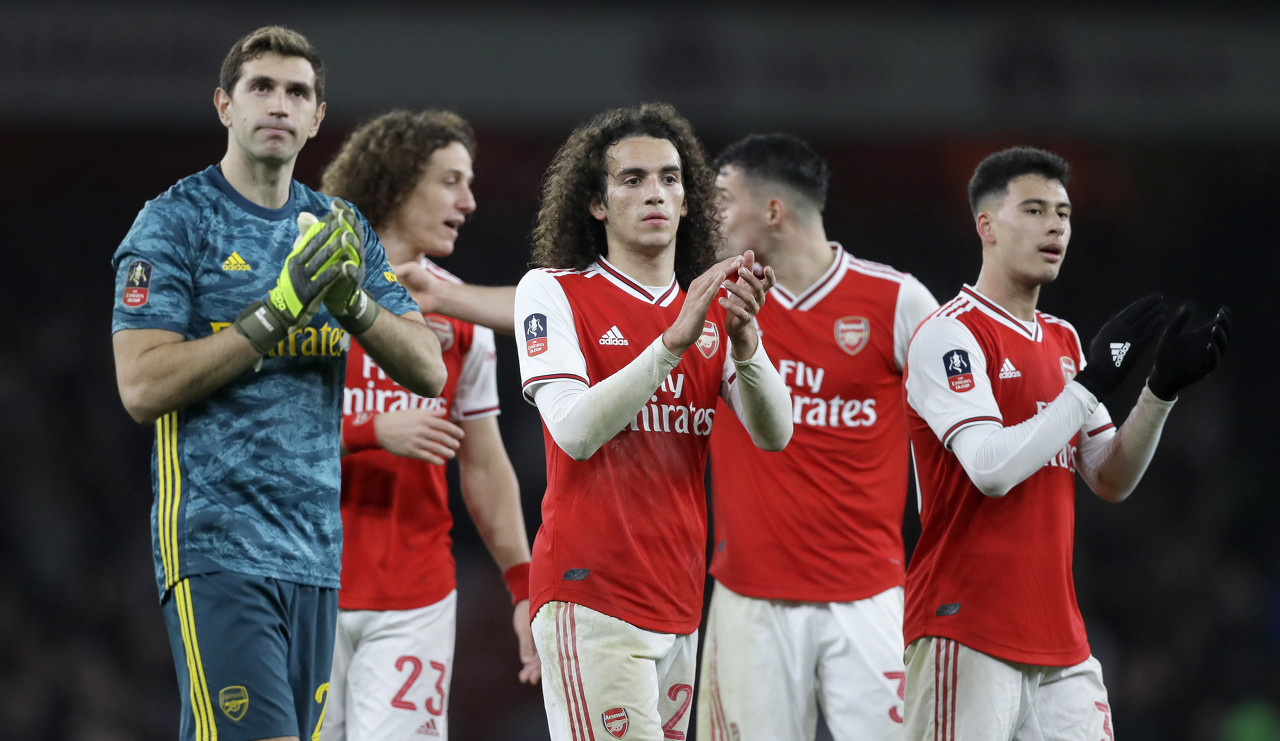 奥莱：因背身列队事件被禁足6个月，贝隆上诉至体育仲裁法庭（奥莱：贝隆因背身列队遭禁赛半年，已向体育仲裁法庭提起上诉）