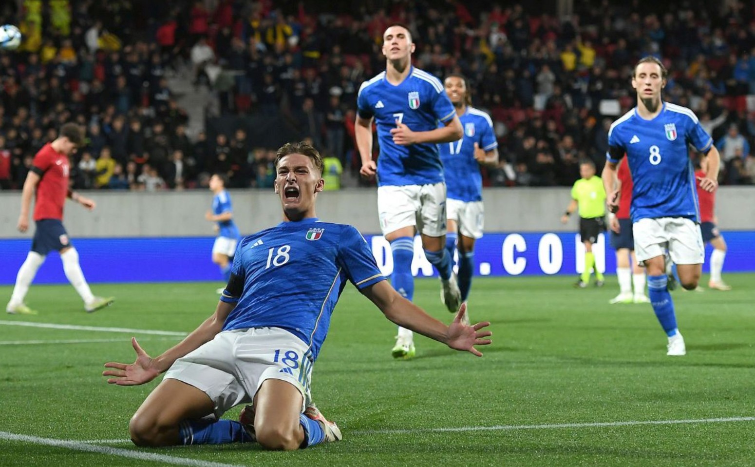 斯洛特：我们没有可用的边锋，派出两名9号球员是合乎逻辑的（斯洛特：边锋无人可用，安排双9号合情合理）