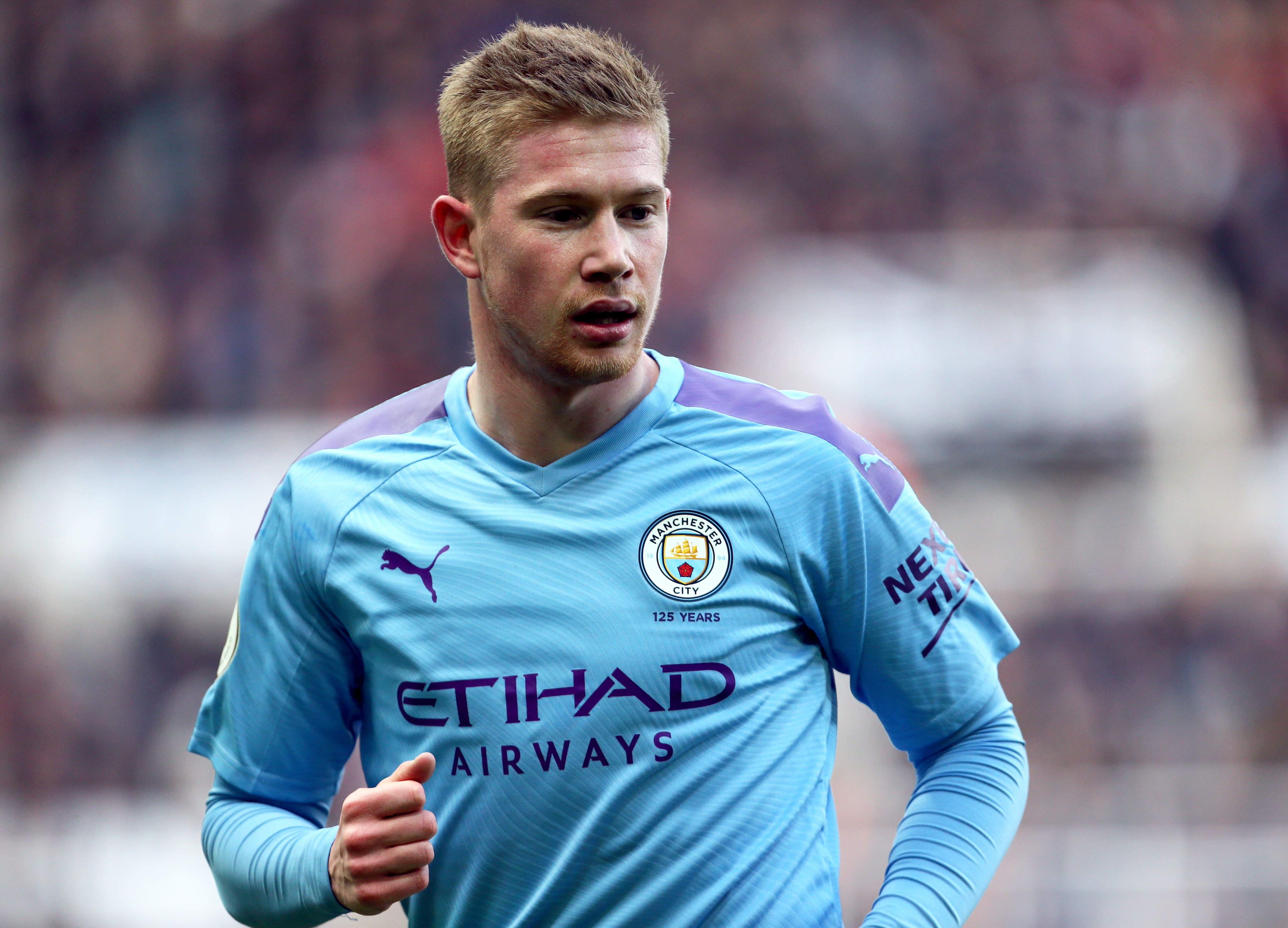 2026年美加墨世界杯扩军至48队，小组赛规则革新，淘汰赛对阵更复杂，传统强队与新势力激烈竞争。（2026美加墨世界杯扩军至48队：小组赛改制、淘汰赛更复杂，豪强与新势力激战升级）