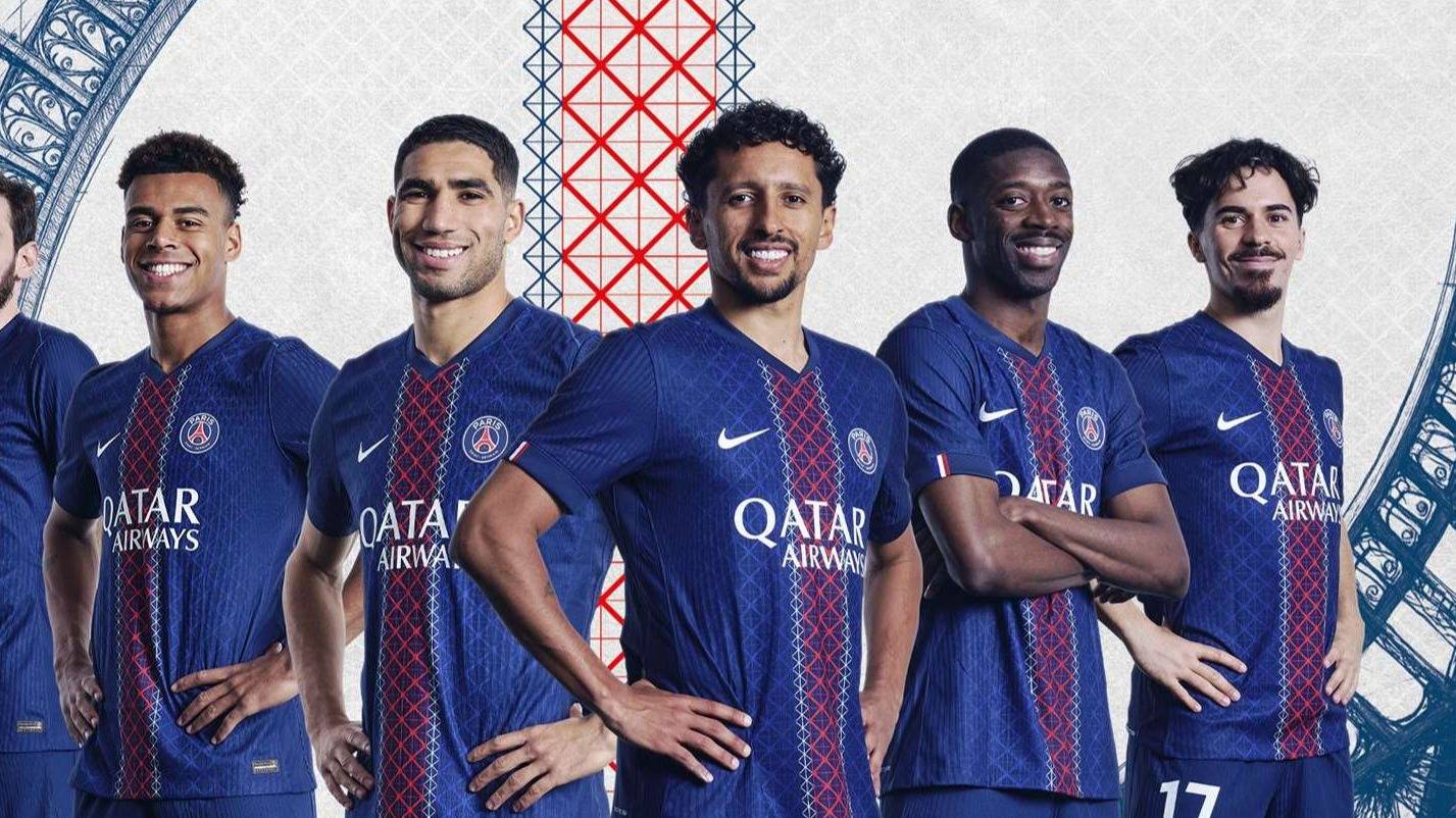 网友在梅西夜访诺坎普时偶遇他，梅西还向镜头打了招呼（夜访诺坎普的梅西被网友偶遇，并向镜头致意）