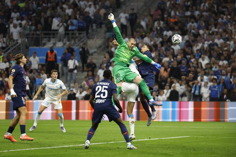 跟队记者：迈尼昂看起来不会续约，但阿莱格里仍在试图说服他（随队记者：迈尼昂续约希望渺茫，阿莱格里仍在努力劝说）