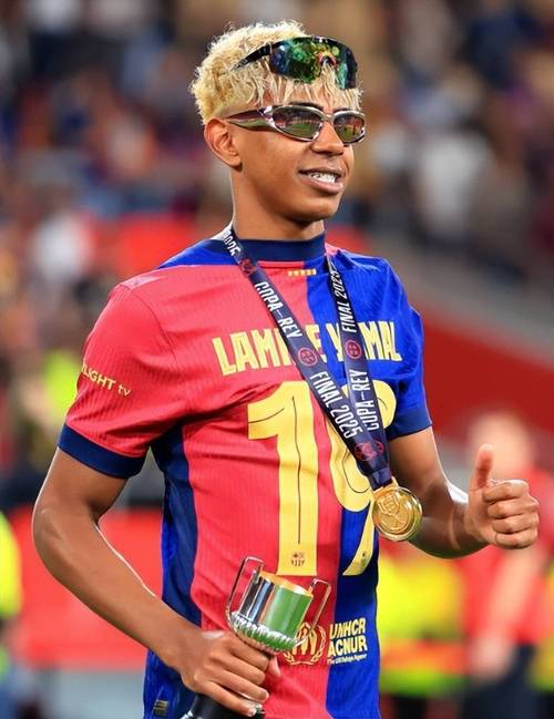 记者：曼联、切尔西、国米关注罗比尼奥之子（罗比尼奥之子获曼联、切尔西与国米关注）