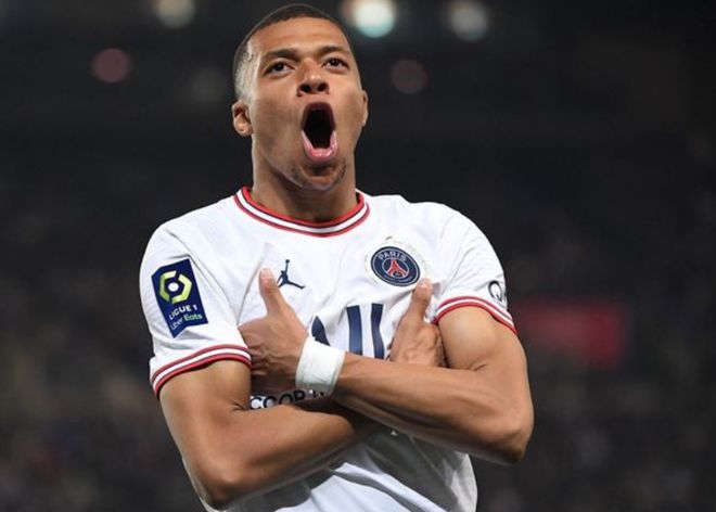 世界足球又一巨星宣布退役（足坛再迎传奇谢幕：又一位巨星宣布退役）