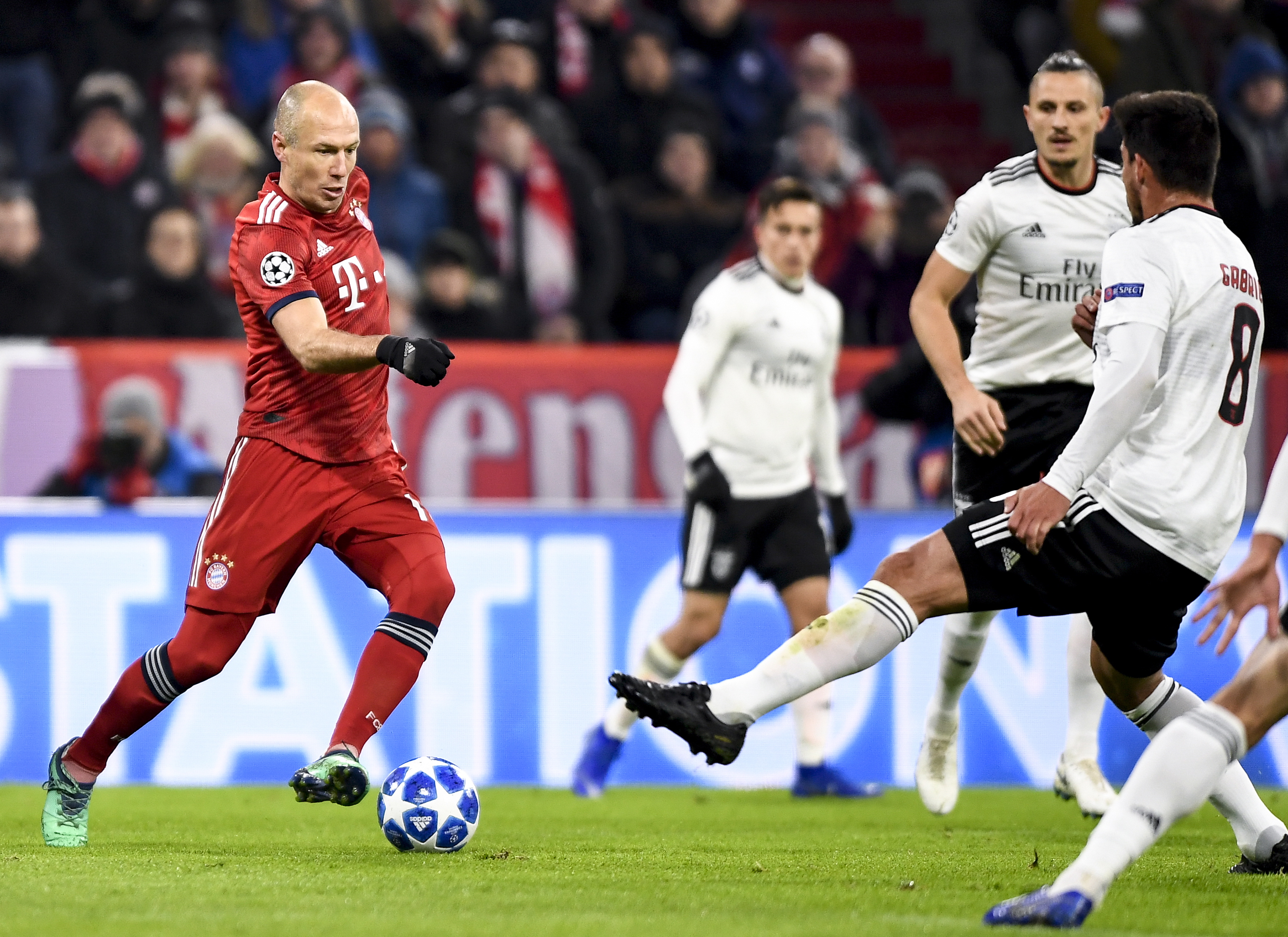 前热火助教爆料莱利曾威胁某超级球星：宁可以交易你也不解雇他（前热火助教称莱利曾放话给某超级球星：宁可把你交易走也不解雇他）