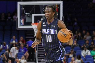 主裁：夸安萨拉拽丘库埃梅卡没判罚？这是极轻微、无效的拉拽（主裁解释未判罚夸安萨拉拽丘库埃梅卡：拉拽极轻微且无实质影响）