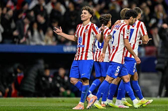 世体：齐达内现身伯纳乌但不会接替阿隆索，他只想执教法国（世体：齐达内现身伯纳乌，但无意接班阿隆索，只愿执教法国队）