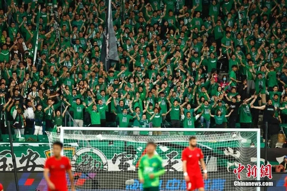 胡尔克完成职业生涯500球里程碑，球迷打出巨型TIFO致敬（胡尔克达成生涯500球壮举，球迷以巨型TIFO致敬）